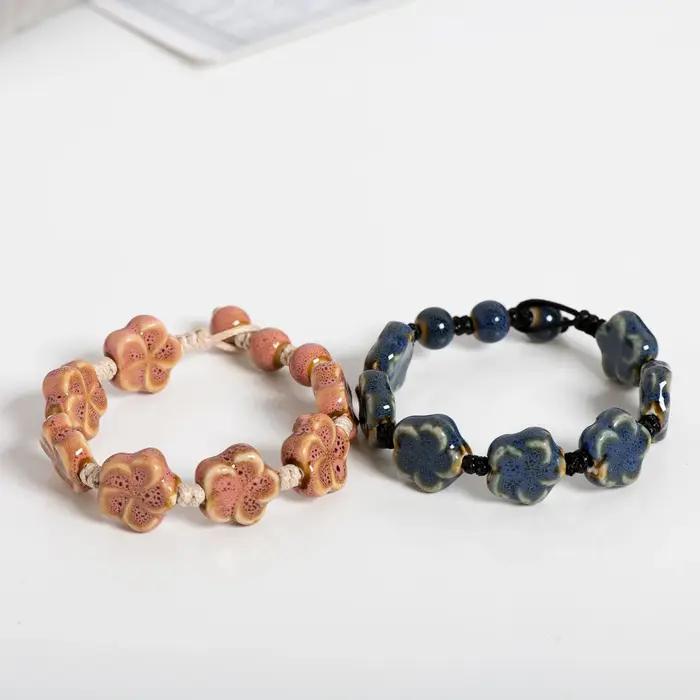 Bracelet en céramique à fleurs émaillées pour femmes style boho artisanal à offrir pour occasions spéciales