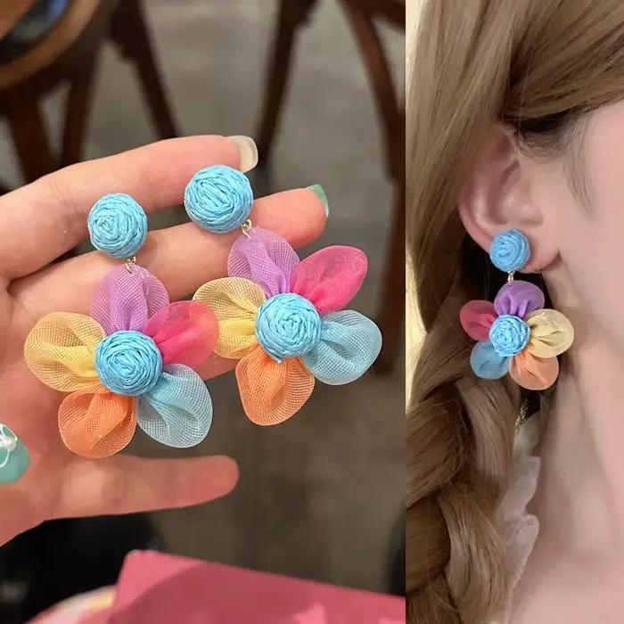 Boucles d'oreilles pendantes tendance faites à la main en raphia multicolore pour femmes