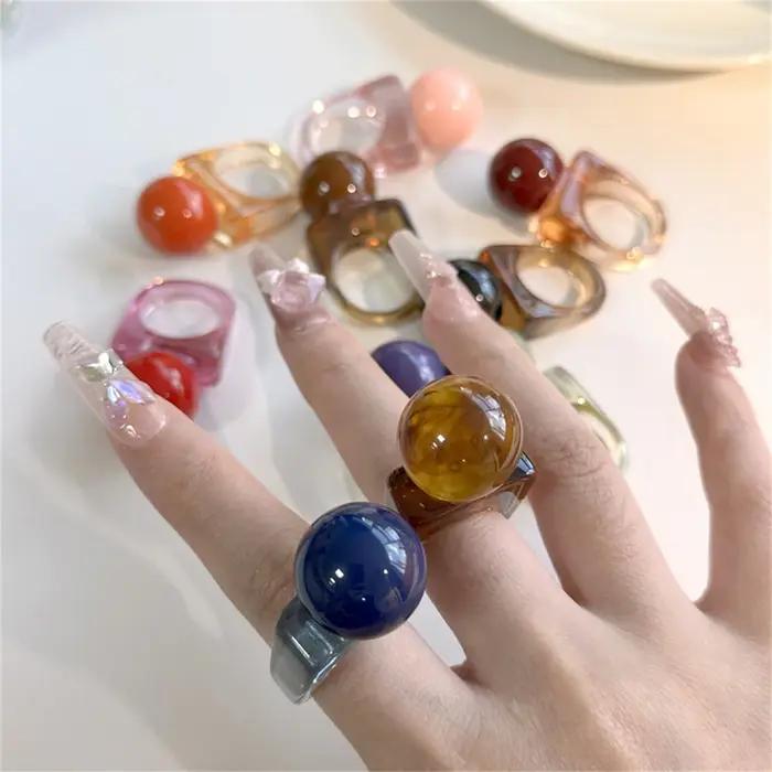 Bague en résine sphérique carrée au design classique
