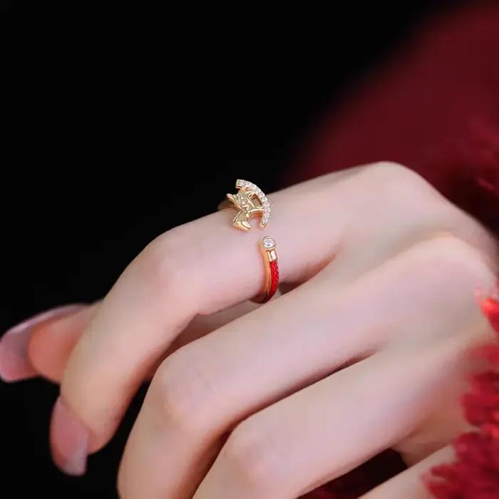 Bague Cheval en Corde Rouge Tungstène Plaquée Or 18 Carats pour Femmes Occasions Spéciales Style Élégant Polyvalent