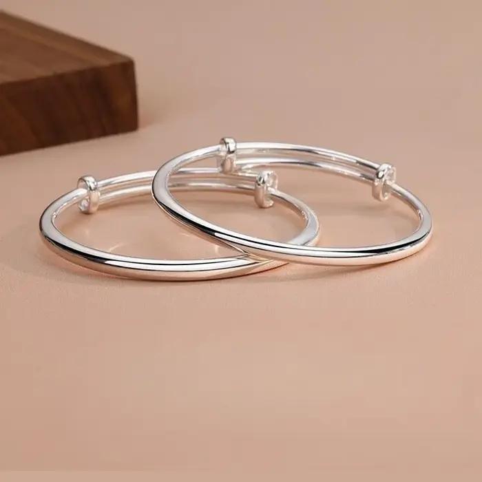 Bracelet simple personnalisable couleur argent pour femmes occasions spéciales élégance subtile sophistication quotidienne
