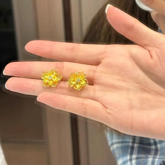Boucles d'oreilles rétro à fleurs dorées pour femmes, design exquis et ajouré, bijoux fins Vintage de luxe, boucles d'oreilles quotidiennes