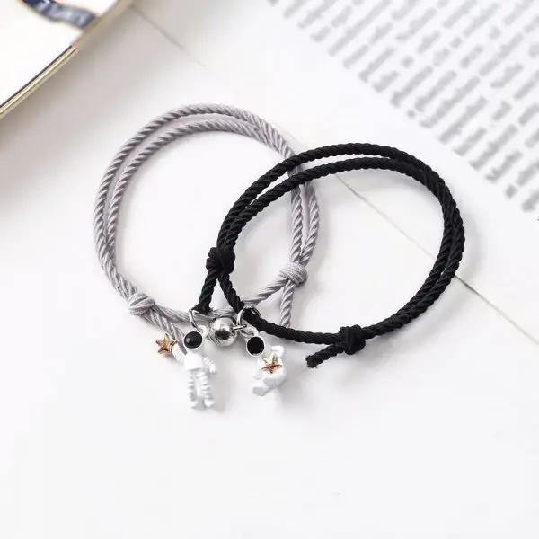 Bracelet de Couple en Alliage de Zinc avec Aimant en Forme de Cœur et Pendentif Astronaute Élégant et Romantique pour Hommes et Femmes Occasions Spéciales