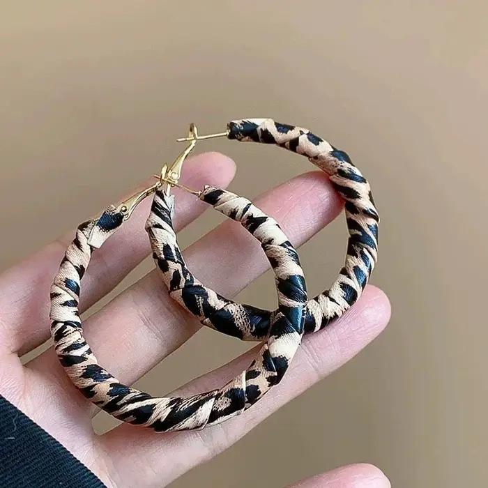Grande boucle d'oreille ronde en cuir imprimé léopard de 5cm pour femmes