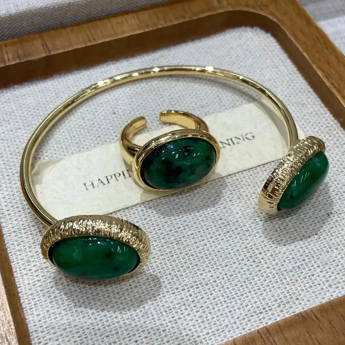 Bracelet ouvert avec anneau ovale vert