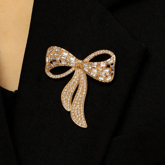 Broches de luxe exquises en zircon baguette, broches nœud papillon entièrement pavées de cristaux, épingles de revers en ruban pour femmes, pour costume, manteau, mariage, fête, bijoux, cadeau