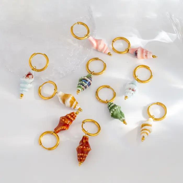 Boucles d'oreilles en céramique colorée et acier inoxydable avec électrofinition or 18 carats pour femmes, style mode, résistant à l'eau et à la rouille, idéal pour les vacances et les occasions spéciales