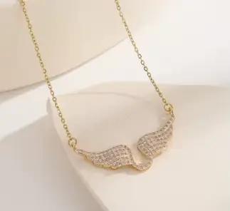 Collier pendentif ailes d'ange en or brillant, luxueux et exquis, entièrement serti de zircon, pour