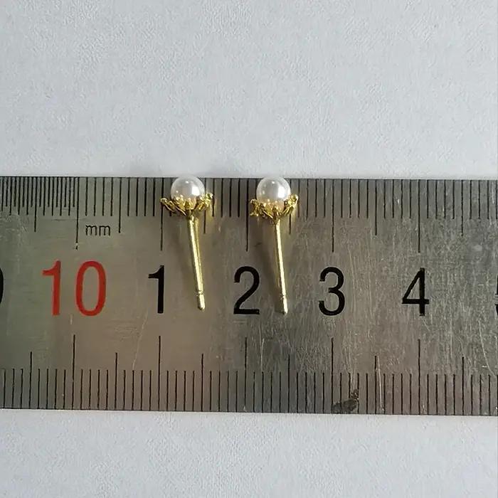 Boucles d'oreilles clous mini fleurs en perles couleur or pour femme