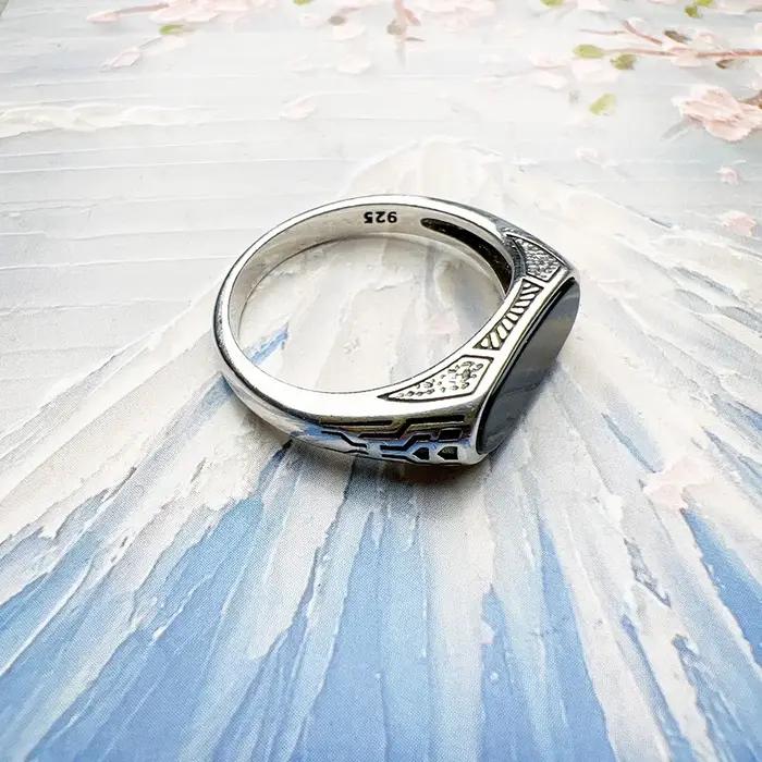 Bague signet de forme ovale en Onyx