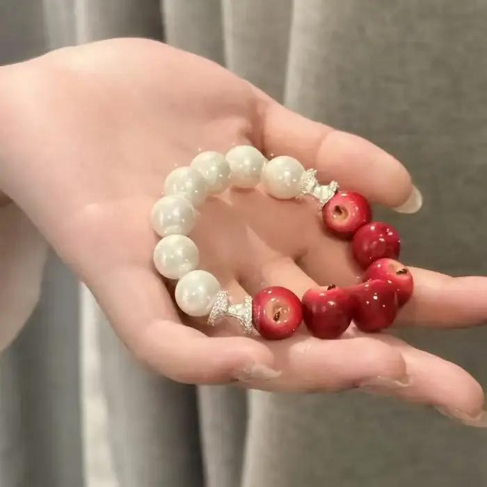 Nouveau Bracelet Perlé Pomme Rouge et Blanc 2026 pour Femme – Luxe Léger