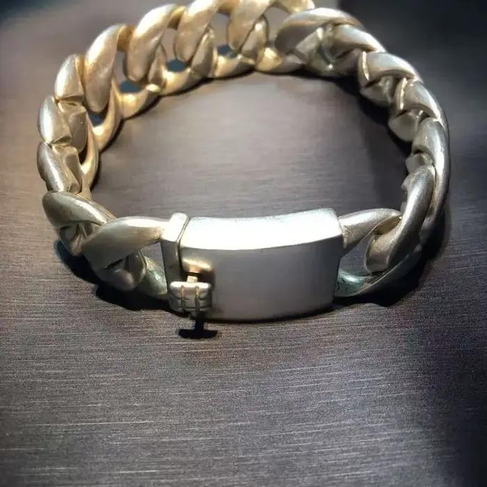 Bracelet tibétain ancien en argent audacieux