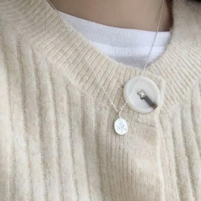 Collier pendentif rond camée de fleur plaqué or 18 carats pour femmes
