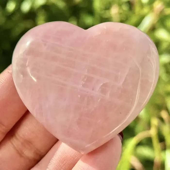 Une pierre de quartz rose en forme de coeur - Cristal rose de style bohème, coupe en forme de coeur, pierre naturelle, adaptée à la décoration intérieure.