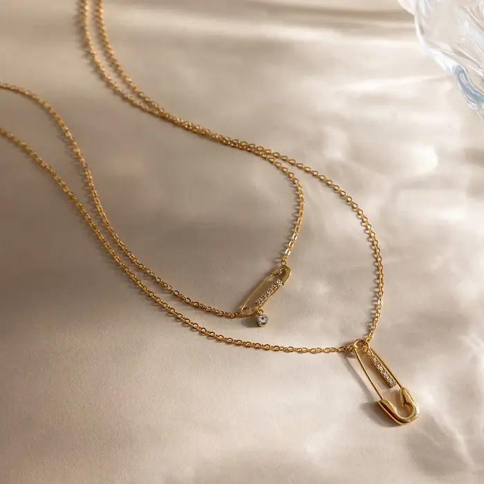 Collier pendentif épingle de sûreté plaqué or 18 carats avec zircon et double chaîne en acier inoxydable
