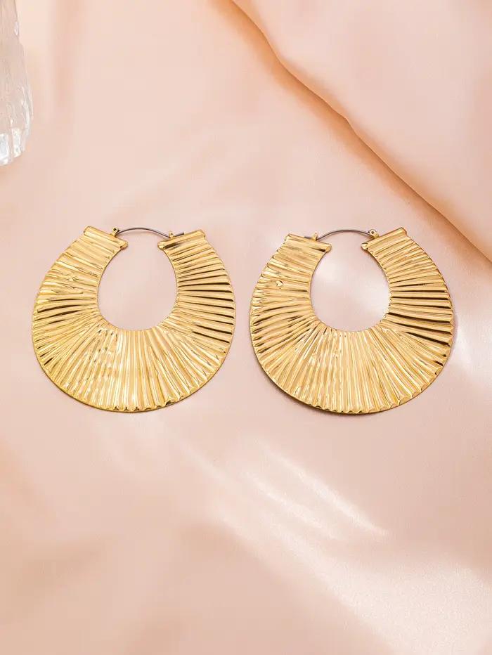 Une paire de boucles d'oreilles pour femmes charmantes, polyvalentes, exagérées, luxueuses et haut de gamme