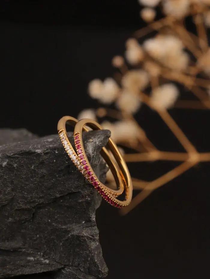 1 bague fine en acier inoxydable plaqué or 18 carats avec micro-incrustations de strass blancs et rouge rosé
