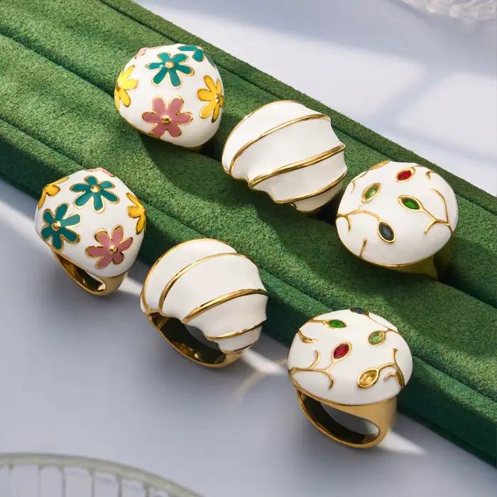Bague en acier inoxydable 316L sertie de zirconium blanc et ornée de fleurs en nacre émaillée pour femmes occassions spéciales et style vendange
