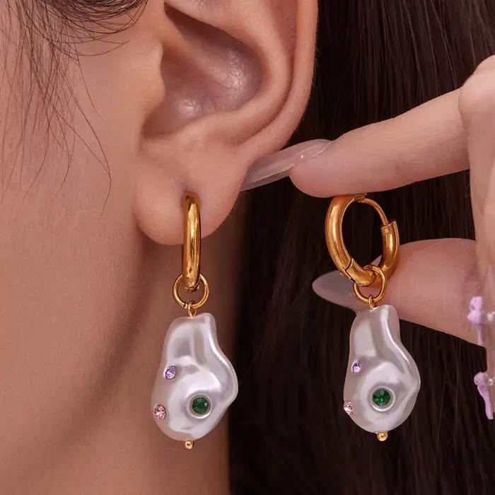 Boucles d'oreilles créoles en acier inoxydable plaquées or avec perles baroques et zircon pour femmes occasions spéciales