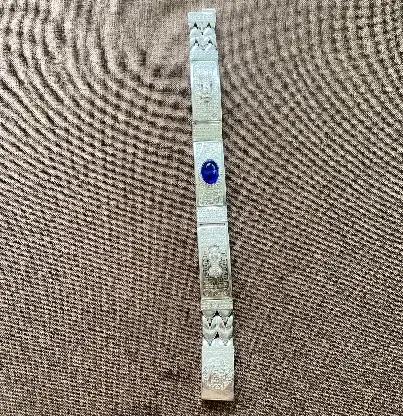 Bracelet en cuivre blanc avec pierre bleue et motif totem en relief