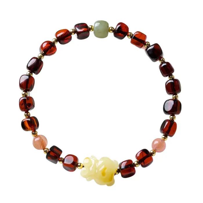 Bracelet de perles d'ambre sanguin carrées de forme libre avec ours en ambre de style chinois et cadeaux en jade Hetian