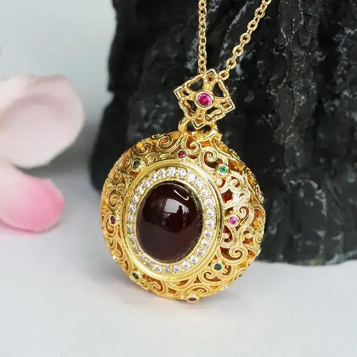 Collier pendentif en ambre de sang forme géométrique pierres semi-précieuses plaquées cuivre bijou homme femme vintage occassions spéciales