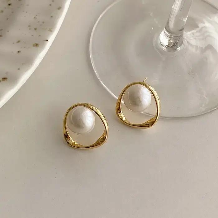 Boucles d'Oreilles Rondes en Imitation de Perles Dorées Design Coréen Délicat et Irrégulier Bijoux Inhabituels à la Mode 2023 Occasions Spéciales