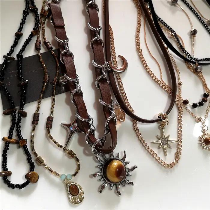 Collier Vintage en cuir avec pendentif soleil en pierre marron