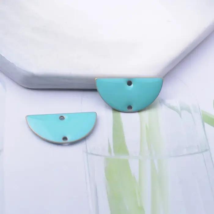 Breloques de connecteur demi-rond en cuivre émaillé avec plusieurs couleurs pour bijoux personnalisés alphabet dates et chiffres occasions spéciales