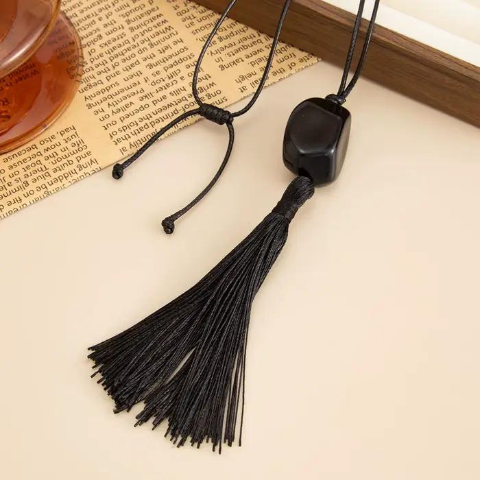 Collier pendentif rétro en résine noire avec perles et pompon pour femme, chaîne longue réglable, design irrégulier et simple, accessoire de bijouterie tendance