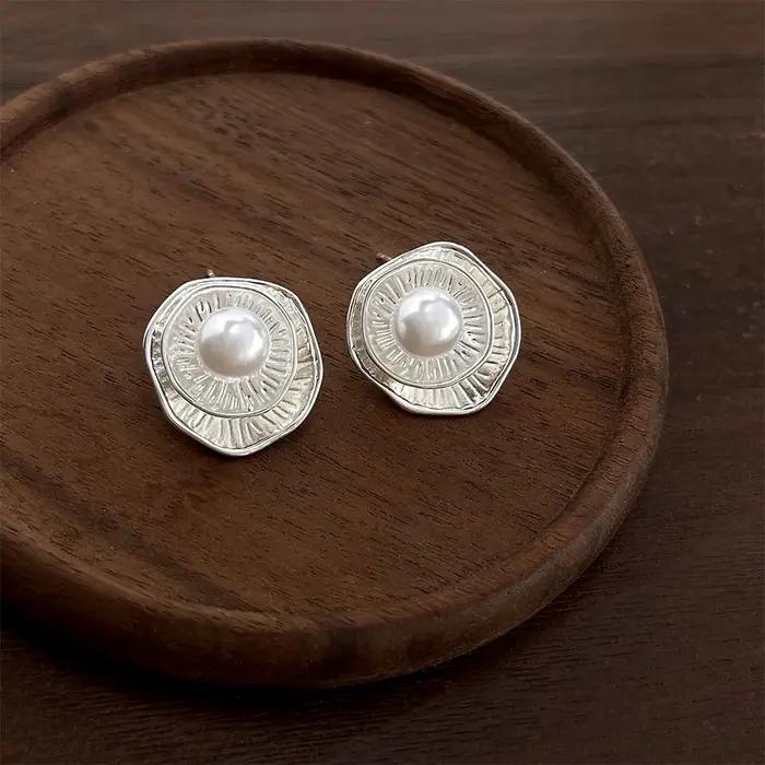 Boucles d'oreilles clous élégantes en fausses perles baroques françaises 2026 pour femmes