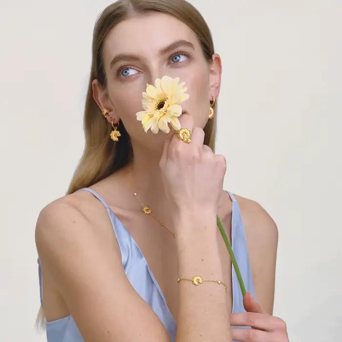 Bague Zora Fashion en forme de marguerite sertie de zircon rouge pour femmes