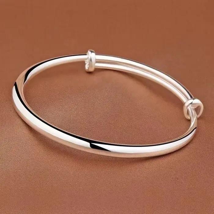 Bracelet simple personnalisable couleur argent pour femmes occasions spéciales élégance subtile sophistication quotidienne