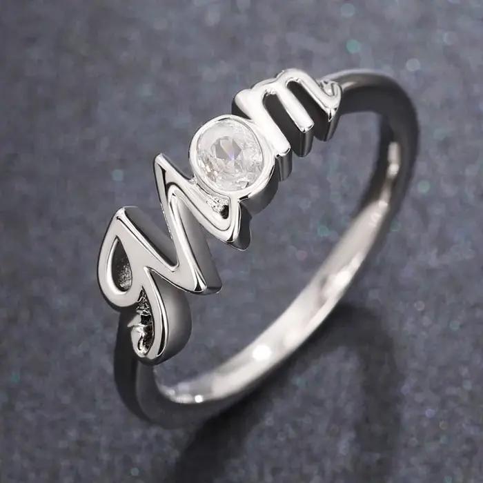 Bague en laiton sertie de zircon cubique en forme de maman pour célébrer la maternité et les occasions spéciales pour femme