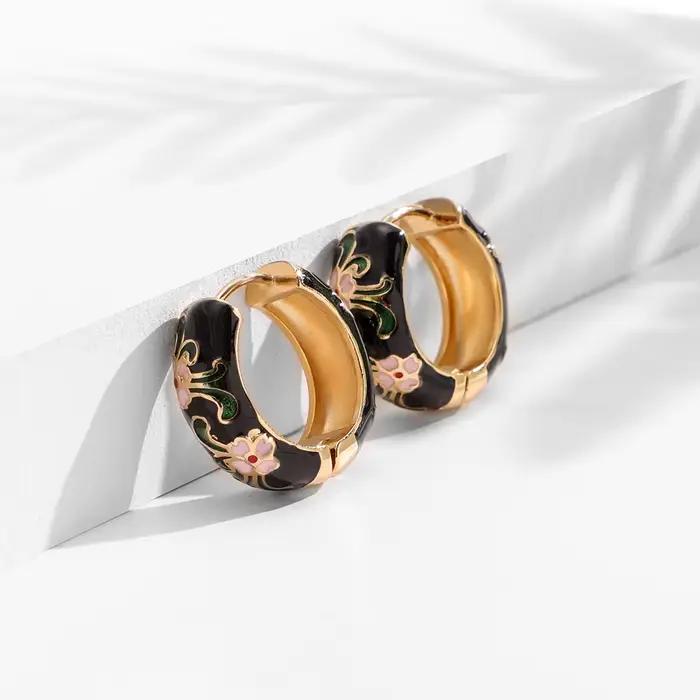 Boucles d'oreilles Huggie en forme de fleur en émail pour femmes style vintage boho bijoux de déclaration pour occasions spéciales