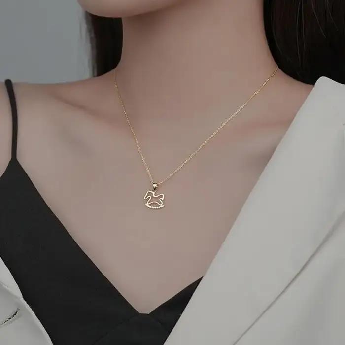 Collier cheval en acrylique épuré avec zircon pour femmes style unique et durable pour toutes occasions