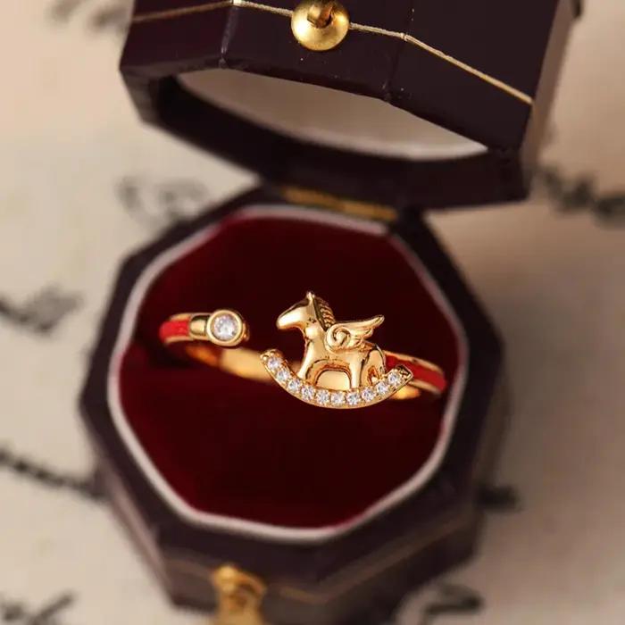Bague Cheval en Corde Rouge Tungstène Plaquée Or 18 Carats pour Femmes Occasions Spéciales Style Élégant Polyvalent