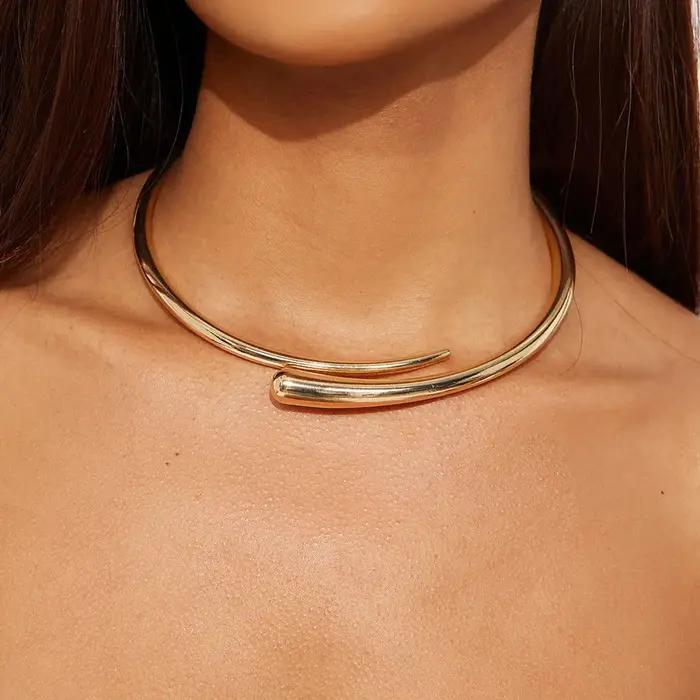 Collier ras du cou Punk Simple et Ir régulier Accessoires de Clavicule Réglables Collier Ras du Cou en Métal Lisse Cadeau de Fête pour Femmes Occasions Spéciales