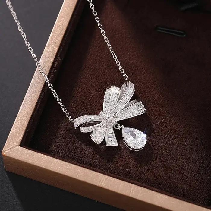 Collier pendentif nœud classique de luxe avec diamants brillants et moissanite