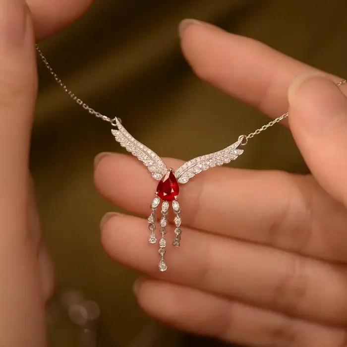 Collier luxueux et frappé de pierres précieuses rouges pour femmes