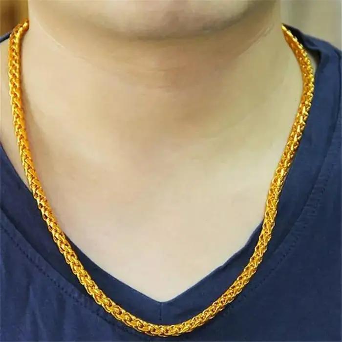 Un collier chaîne plaqué or 24 carats