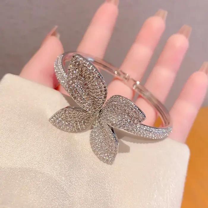 Bracelet Papillon Étoilé en Zircon pour Femme – Accessoire de Bijouterie Tendance pour 2025