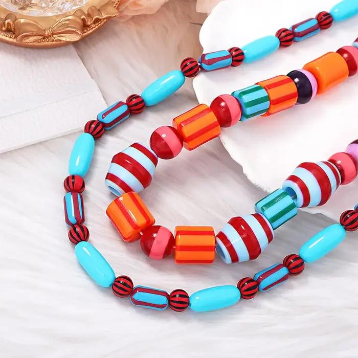 Collier superposé de perles multicolores de style bohème
