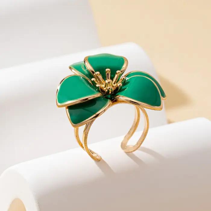 Une bague ouverte pour femme avec des motifs floraux dans différentes couleurs au choix