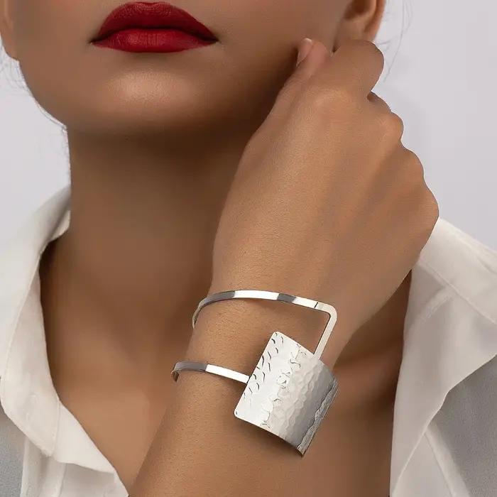 Bracelet Réglable Tendance pour Femmes en Alliage de Fer Fini Plaqué Argent Accessoires de Mode Élégants Pour Toutes les Occasions Spéciales