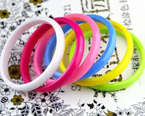 12 pièces Bracelet à boucle colorée Bracelets en plastique de mode