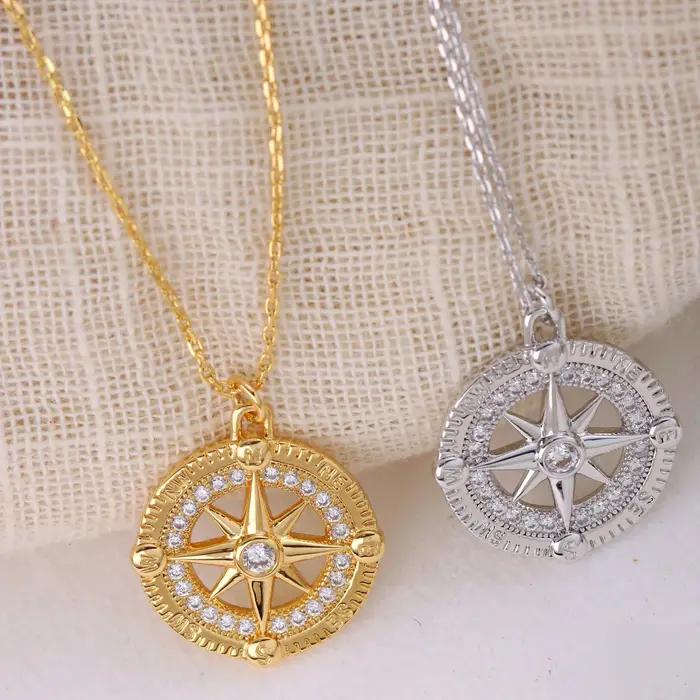 Collier pour femme Chamica plaqué or avec pendentif boussole et carte du monde