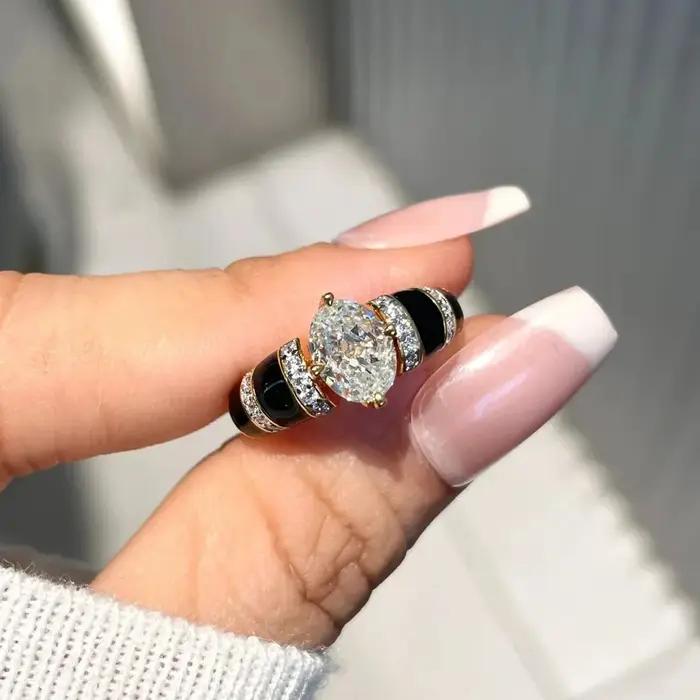 Bague en émail avec pierre précieuse rose carmin pour femme