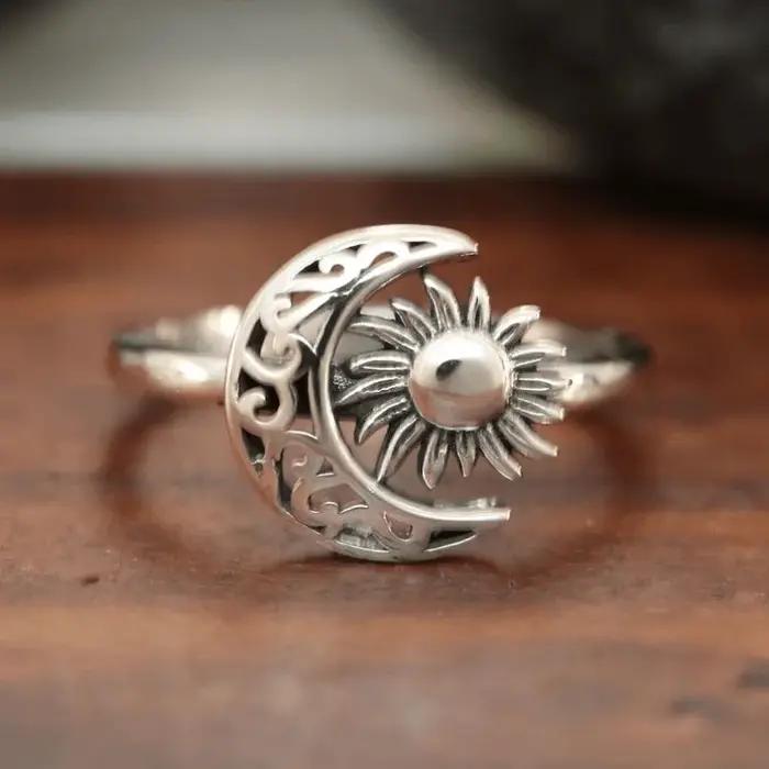 Bague Lune et Soleil Sculptée à la Main Style Bohème Exquise pour Femme – Bijou Vintage Tendance pour Banquets et Célébrations