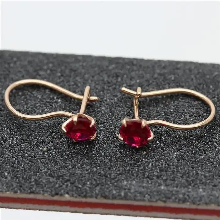 Boucles d'oreilles en or rose et zirconium rouge pour femmes, bijoux élégants et doux, parfait pour l'engagement et les occasions spéciales